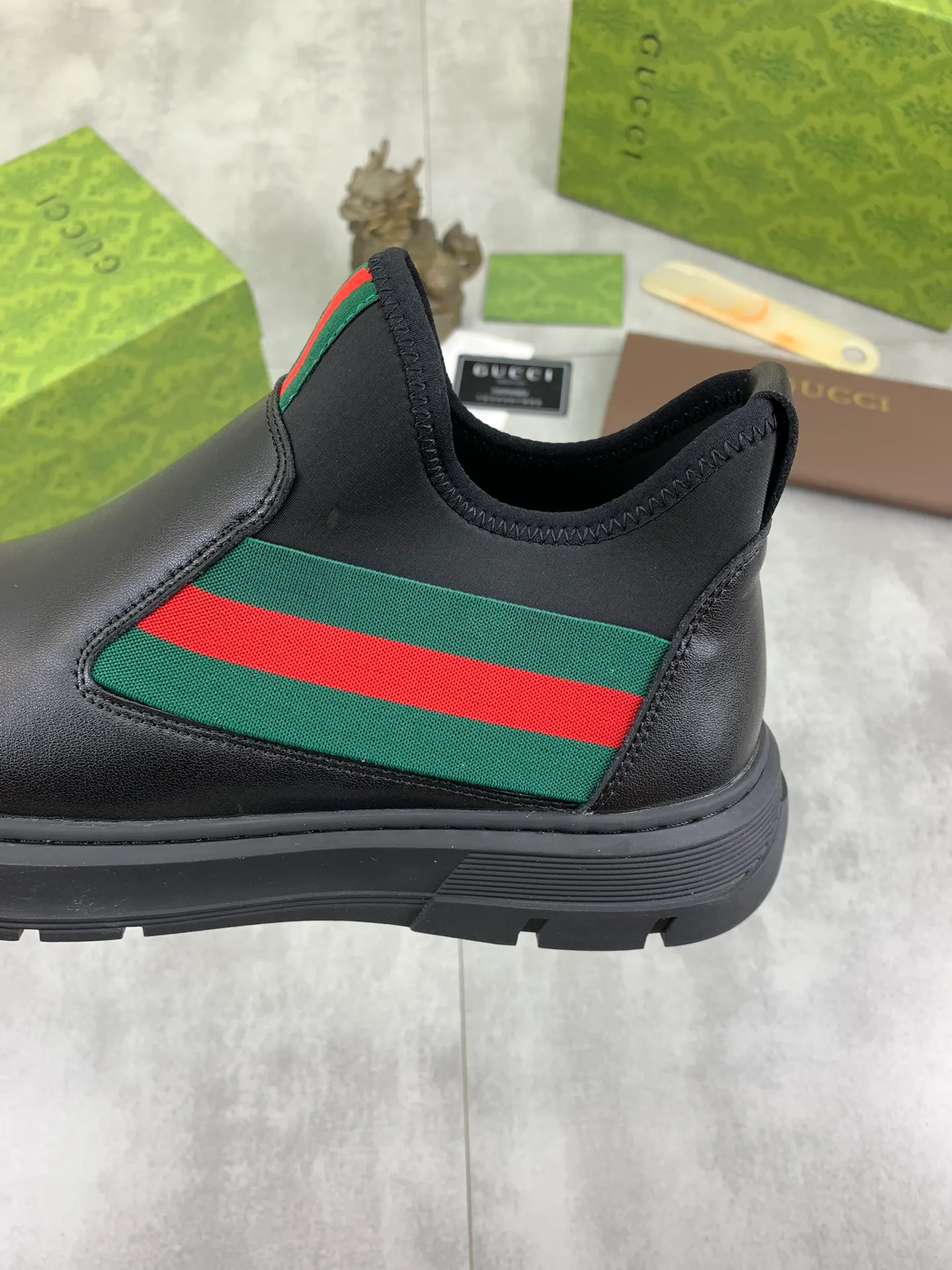 Men's shoes 💰P480 new style, sheepskin and velvet lining, new Gucci (Gucci) high-tops are on the market, new men's shoes, 😘fabrics are selected from original imported calfskin. Soft sheepskin lining and warm fleece lining. The original version is awesome! 👍🏿Original open-molded non-slip PU outsole, with exquisite lines, simple and elegant, super comfortable and classy on foot, suitable for leisure travel. Code number:38-44
